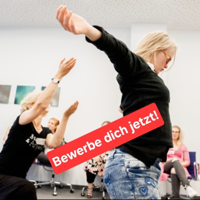 Zwei Frauen tanzen mit ausdrucksstarken Armbewegungen