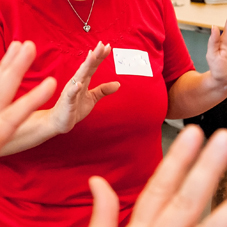 Eine Person hebt die Hände zum "Stopp".
